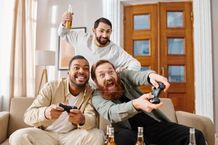 Drei gut aussehende Männer verschiedener Ethnien sitzen lächelnd und mit Fernbedienungen auf einer Couch und genießen die Gesellschaft in einem gemütlichen Wohnzimmer.