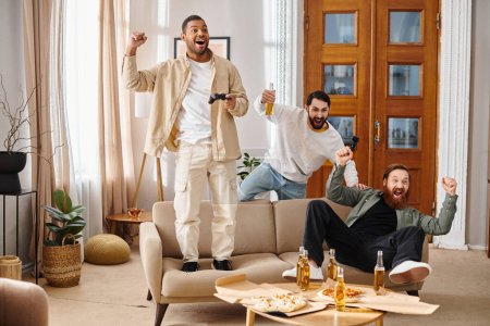 Drei fröhliche, gut aussehende Männer verschiedener Rassen entspannen sich in einem gemütlichen Wohnzimmer, genießen die Gesellschaft des anderen und bauen Freundschaft auf.