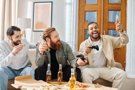 Drei fröhliche, gemischtrassige Männer in legerer Kleidung sitzen auf einer Couch und genießen gemeinsam Pizza und Bier.