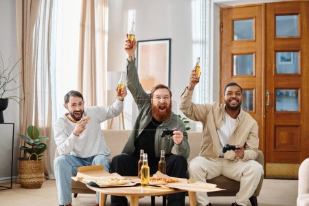 Un grupo de tres hombres interracial y guapos en atuendo casual disfrutando de un gran momento juntos en una sala de estar, sosteniendo cervezas.