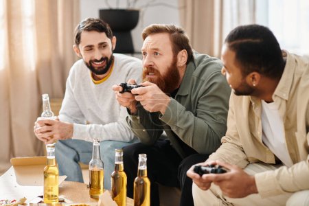 Drei fröhliche, gemischtrassige Männer in lässiger Kleidung sitzen um einen Tisch, verbinden sich und genießen die Gesellschaft der anderen, während sie Fernbedienungen halten.
