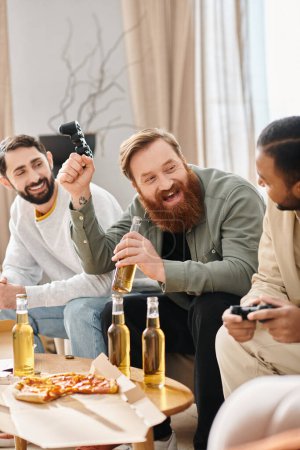 Tres hombres guapos y alegres de diferentes razas disfrutan de la compañía de los demás en una reunión informal en casa, compartiendo risas y bebidas..