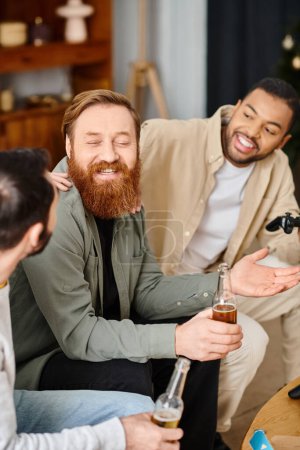 Tres hombres alegres y guapos de diferentes razas disfrutan de bebidas y conversaciones alrededor de una mesa en atuendo casual, exudando calidez y amistad.