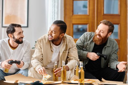 Drei fröhliche, interrassische Männer in lässiger Kleidung genießen eine Spielsession an einem Tisch zu Hause.