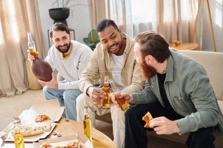 Tres hombres guapos y alegres de diferentes orígenes disfrutando de pizza y cerveza, mostrando amistad y buenos momentos.