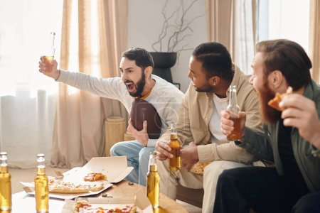 Foto de Tres hombres alegres y guapos de diferentes razas se sientan alrededor de una mesa, disfrutando de la pizza y de la compañía de los demás en un acogedor entorno hogareño.. - Imagen libre de derechos