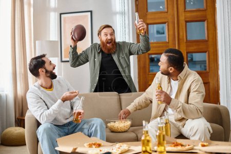 Drei fröhliche, gut aussehende Männer unterschiedlicher Ethnien, die es sich zu Hause auf einer Couch gemütlich machen und in lässiger Kleidung Gesellschaft genießen.