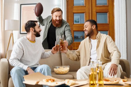 Foto de Tres hombres alegres e interraciales en atuendo casual se sientan en un sofá, uniéndose y disfrutando de la compañía de los demás. - Imagen libre de derechos