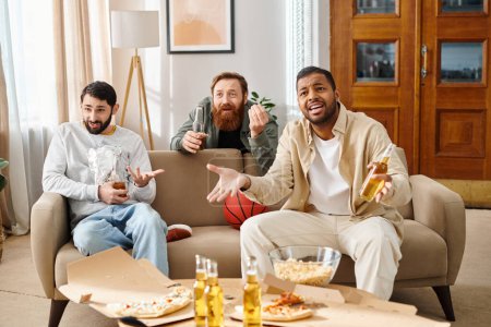 Foto de Tres hombres guapos y alegres de diferentes razas en un lazo casual y relajarse en un sofá, encarnando la esencia de la amistad. - Imagen libre de derechos