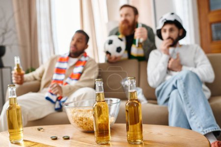 Trois hommes divers et joyeux s'amusent autour d'une table, partageant des bouteilles de bière.