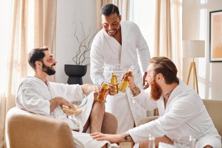 Drei unterschiedliche, gut gelaunte Männer in Bademänteln plaudern und lachen in einem gemütlichen Wohnzimmer.