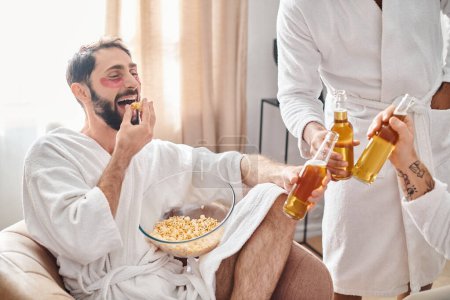 Ein Mann im Stuhl genießt eine Schüssel Popcorn und eine Flasche Bier mit einem Gefühl der Entspannung und Zufriedenheit neben seinen vielfältigen Freunden.