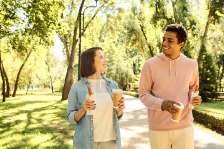 Téléchargez les photos : Un couple en tenue vibrante se tient ensemble dans un parc, rayonnant d'amour et de connexion dans leur présence diversifiée. - en image libre de droit