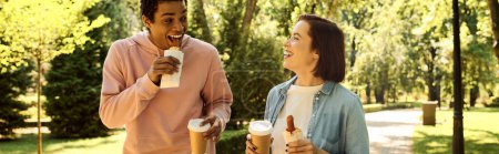 Téléchargez les photos : Couple aimant Interracial en tenue vibrante marcher sur un trottoir, profiter de l'autre compagnie. - en image libre de droit