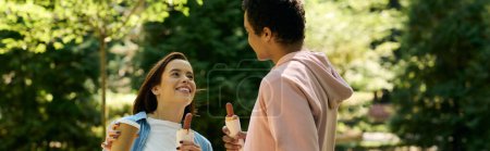 Téléchargez les photos : Un couple diversifié en tenue vibrante se tenant ensemble dans un cadre paisible de parc, partageant un moment d'amour. - en image libre de droit