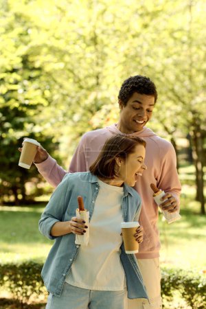 Un couple diversifié, vêtu de façon vibrante, profite d'une promenade tranquille dans un parc luxuriant, respirant l'amour et la tranquillité.