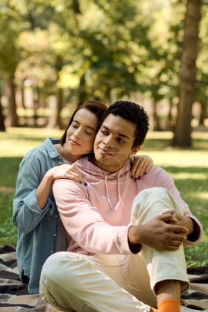 Una pareja diversa, vestida vibrantemente, sentada en una manta en el parque, disfrutando de un momento de paz juntos.