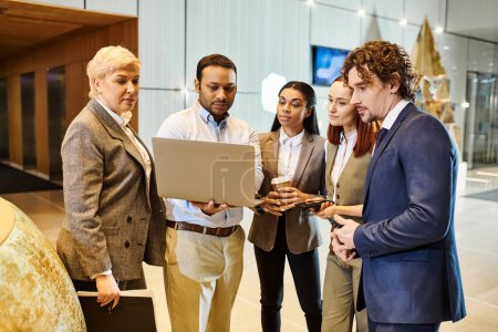 Foto de Diverso equipo de negocios discutiendo en la pantalla del ordenador portátil. - Imagen libre de derechos