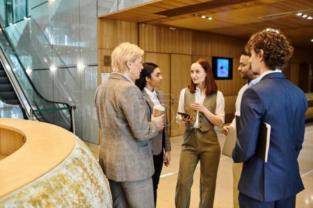 Téléchargez les photos : Multicultural business colleagues standing in circle, having a discussion. - en image libre de droit