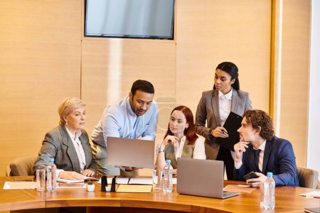 Eine bunte Gruppe von Geschäftsleuten arbeitet an einem Konferenztisch zusammen.