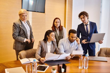 Foto de Un grupo diverso de profesionales de negocios discutiendo ideas alrededor de una mesa de conferencias. - Imagen libre de derechos