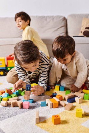 Zwei Kinder spielen und bauen fröhlich mit Holzklötzen auf dem Boden ihres gemütlichen Wohnzimmers.