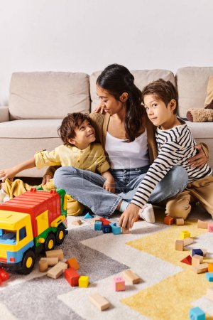 Una joven madre asiática y sus hijos juegan felizmente con bloques de colores en el piso de la sala de estar.