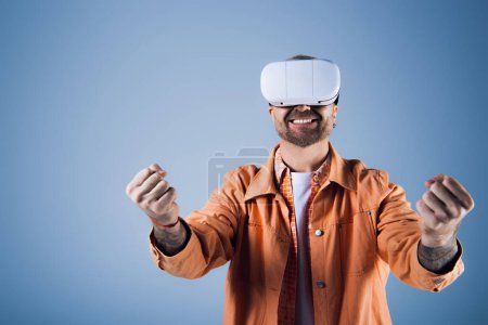 Un hombre con una camisa y corbata naranja explora el mundo virtual con un auricular VR en un entorno de estudio.