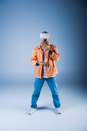 Un hombre con una chaqueta en un estudio inmerso en un auricular de realidad virtual.