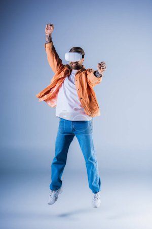 Ein Mann mit einem VR-Headset springt freudig in der Luft in einem Studio-Setting, Kopfhörer aufgesetzt.