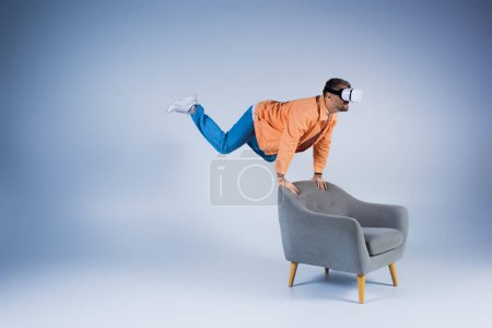 Ein Mann in einem orangefarbenen Hemd präsentiert einen faszinierenden Trick auf einem Stuhl und schafft eine fesselnde und künstlerische Darstellung.