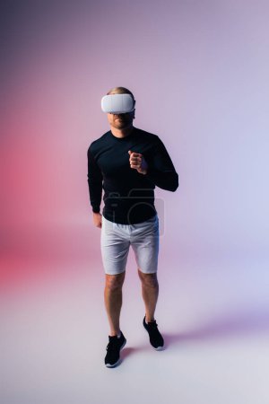 Ein Mann in schwarzem Hemd und weißen Shorts steht selbstbewusst in einem Studio-Ambiente und strahlt mit seiner Outfit-Auswahl Stil und Eleganz aus..