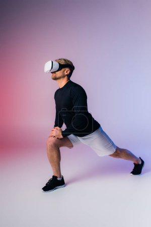Foto de Un hombre con una camisa negra y pantalones cortos blancos realiza una sentadilla en un ambiente de estudio, inmerso en una experiencia de realidad virtual. - Imagen libre de derechos