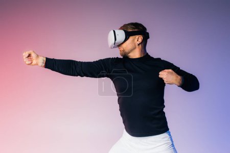 Un homme en chemise noire se tient les yeux bandés, s'immergeant dans des royaumes inconnus à travers son casque de réalité virtuelle dans un décor de studio.