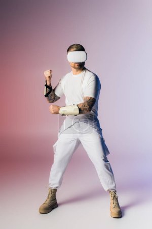 Ein Mann mit bandagiertem Arm greift nach einem Baseballschläger, der in einer virtuellen Welt einsatzbereit ist.
