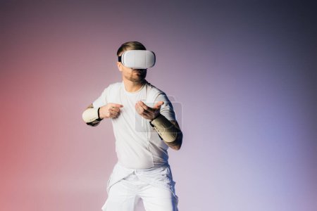 Téléchargez les photos : Un homme en chemise blanche et short blanc posant avec confiance comme il tient quelque chose dans le monde virtuel - en image libre de droit