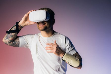 Un hombre con una camisa blanca sostiene un casco de VR blanco en su cara en un entorno de estudio.