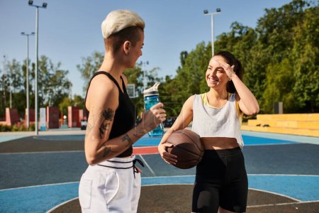 Un hombre y una mujer están de pie con confianza en una cancha de baloncesto, mostrando su atletismo y el trabajo en equipo en un juego animado.