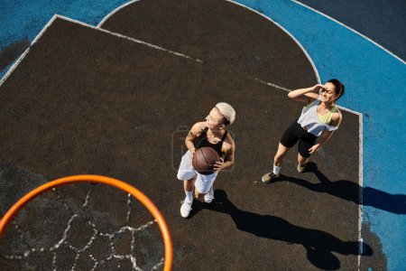 las mujeres juegan al baloncesto enérgicamente en una cancha, mostrando su atletismo y trabajo en equipo bajo el sol de verano.