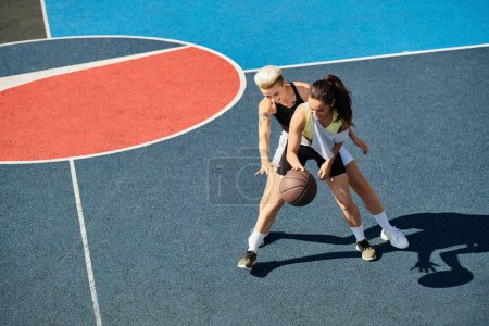 Deux femmes athlétiques se tiennent sur un terrain de basket-ball, célébrant leur amitié et leur amour pour le jeu lors d'une journée d'été ensoleillée.