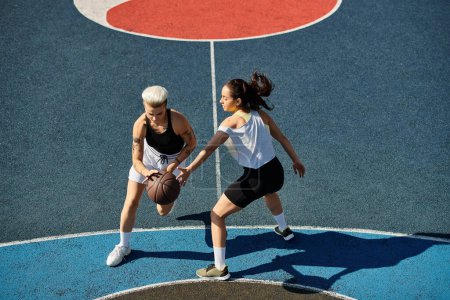 Zwei athletische Frauen stehen selbstbewusst auf einem Basketballfeld, bereit, jede Herausforderung anzunehmen, die auf sie zukommt.