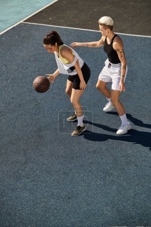 Zwei athletische Frauen stehen selbstbewusst auf einem Basketballfeld.