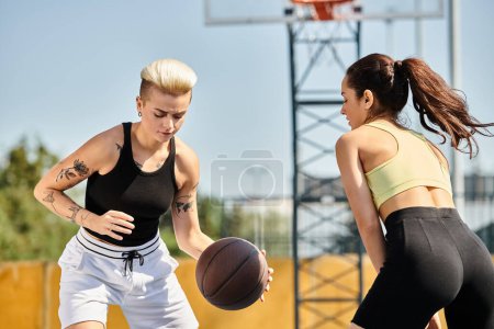 Młoda kobieta energicznie gra w koszykówkę na słonecznym boisku, pokazując swój atletyzm i pracę zespołową.