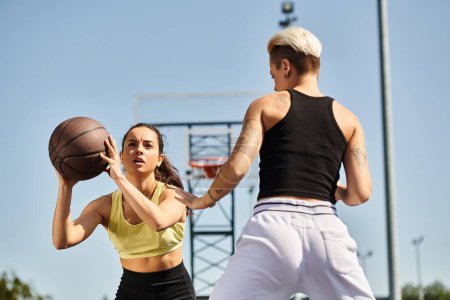 Freunde spielen an einem sonnigen Tag begeistert Basketball im Freien und zeigen ihre sportlichen Fähigkeiten und Teamwork.