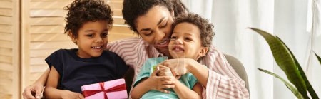 glücklich afrikanisch-amerikanische Familie, die Zeit zusammen mit Geschenk in Händen, Muttertag, Banner