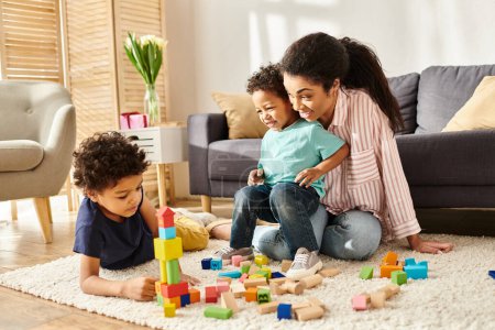 feliz atractivo africano americano madre jugando con juguetes con su poco adorable hijos en casa