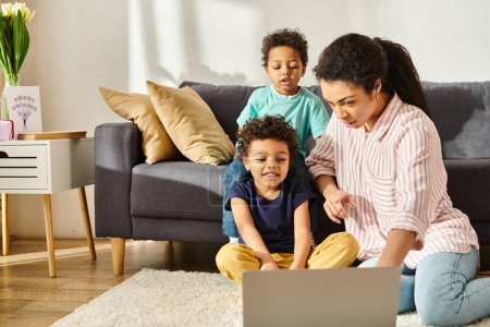 adorable lindo africano americano chicos mirando portátil con su hermosa madre en sala de estar