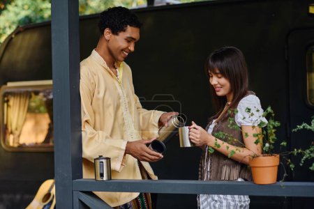 Un homme et une femme debout sur un balcon, admirant la vue à couper le souffle devant eux lors d'une escapade romantique.