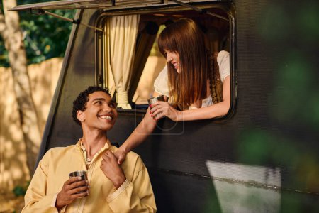Ein Mann und eine Frau sitzen zusammen in einem Zug und unterhalten sich, während sie ihrem Ziel entgegen fahren..