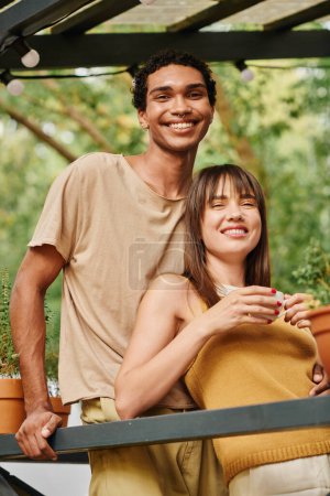 Téléchargez les photos : Un homme et une femme se tiennent côte à côte, admirant le paysage devant eux lors d'une escapade romantique dans un camping-car. - en image libre de droit